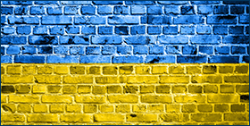 Les conséquences économiques du conflit entre la Russie et l’Ukraine - Stagflation en vue. Image d'un mur en briques avec les couleurs du drapeau ukrainien. 