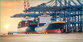 Image de navires de transport dans un port